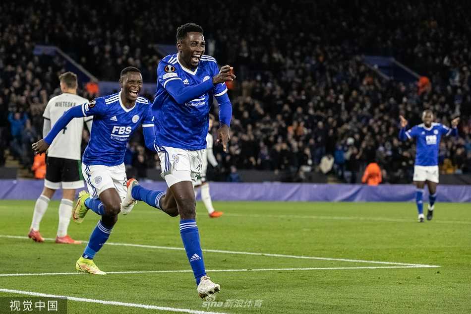 莱斯特城门将小舒梅切尔在比赛中高接低挡，他双拳将球击出禁区，眼神坚毅地注视着前方，身前的瑟云聚等后卫严阵以待，构筑起一道蓝色的钢铁防线。