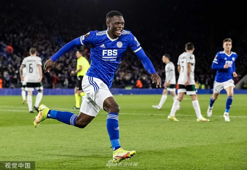 尼日利亚后腰恩迪迪高高跃起头球破门瞬间，他顶出的皮球轨迹清晰可见，华沙莱吉亚门将米斯陶虽然奋力伸展身体，但指尖距球仍有毫厘之差，只能目睹皮球入网。