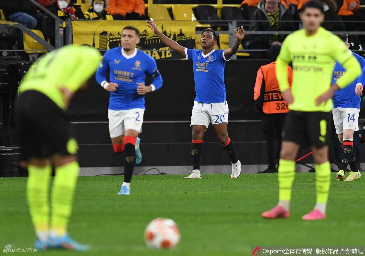 多特蒙德后卫扎加杜在禁区内防守角球，表情专注且充满压力。