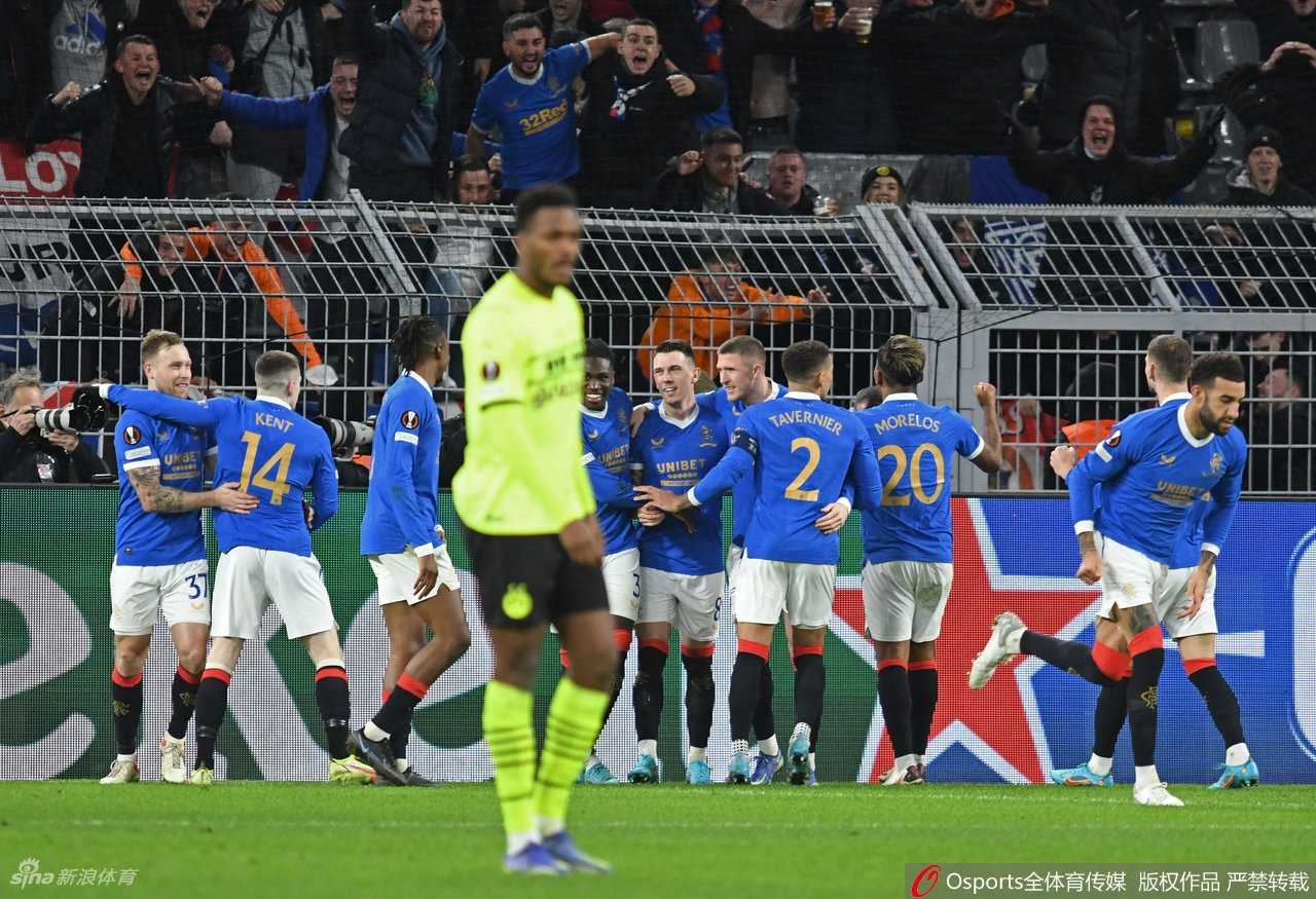 格拉斯哥流浪者球员在攻入首球后紧紧拥抱庆祝，全队士气高涨。