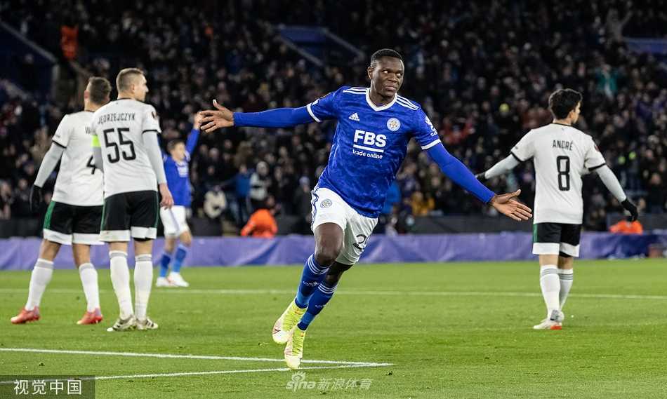 终场哨响后，莱斯特城全体球员在场上围成一圈，相互鼓劲呐喊，灯光下的蓝色球衣格外耀眼，他们用团队的力量完成了一场从谷底到榜首的逆袭。