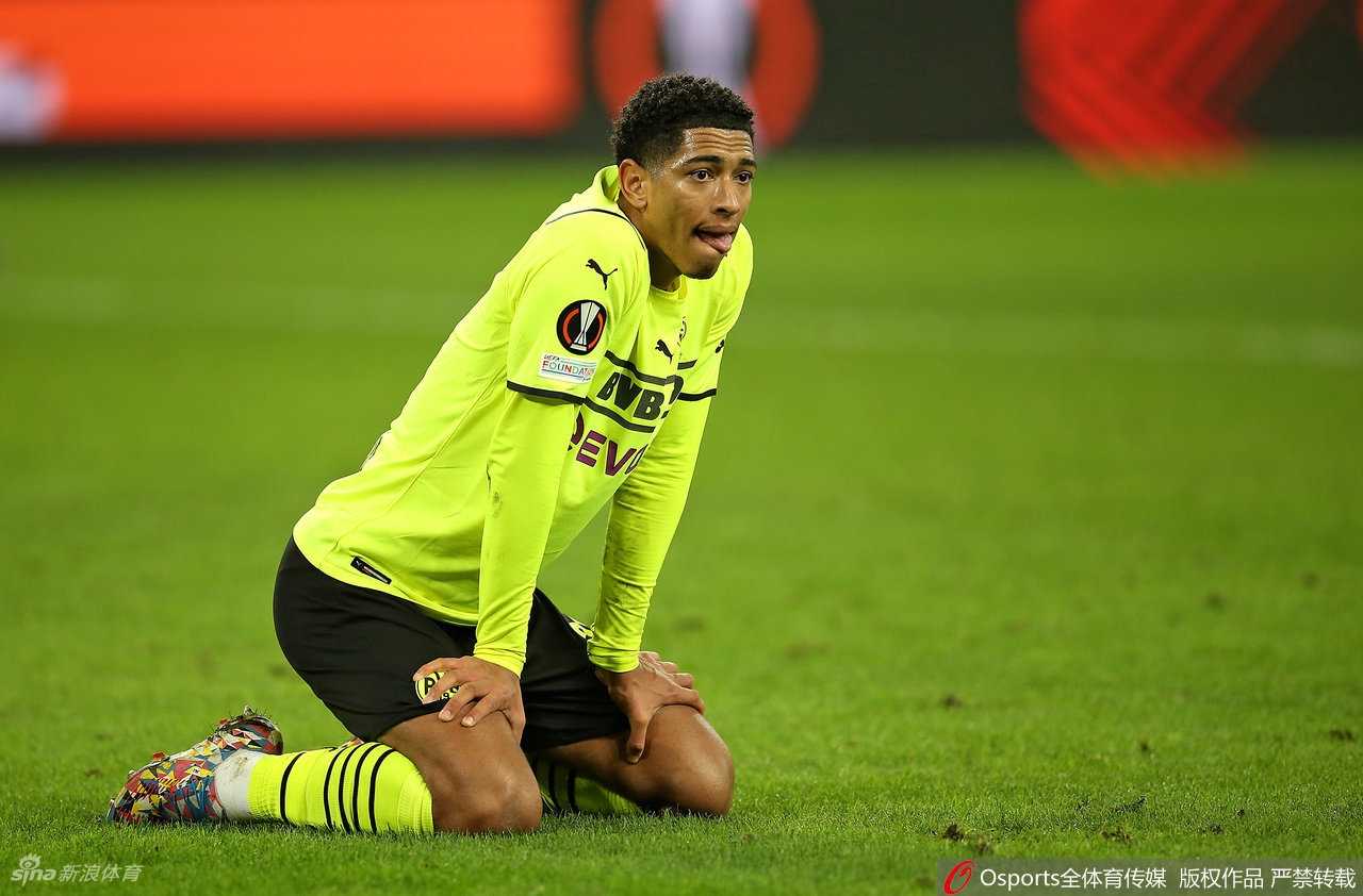 多特蒙德年轻核心贝林厄姆进球后挥拳怒吼，试图激发全队斗志。