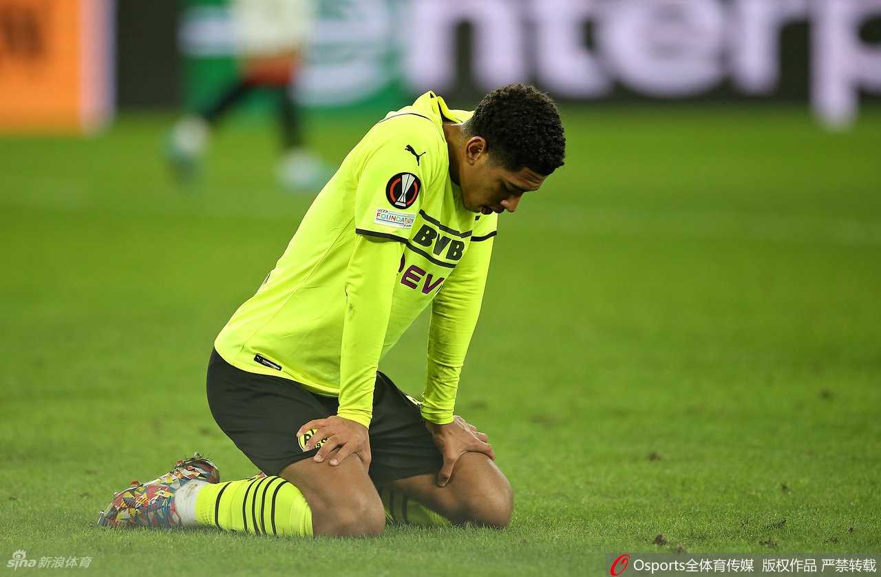 格雷罗轰入世界波后张开双臂奔跑庆祝，为球队保留了微弱的翻盘希望。