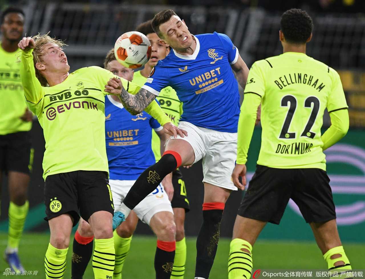 流浪者球员伦德斯特兰打入第三球后与队友激情相拥，客场陷入沸腾。