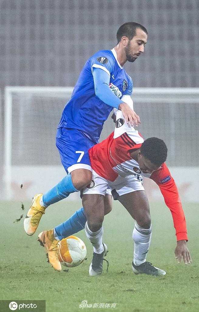 沃尔夫斯贝格进球功臣约维尔季奇被兴奋的队友们团团围住，众人脸上洋溢着难以置信的狂喜