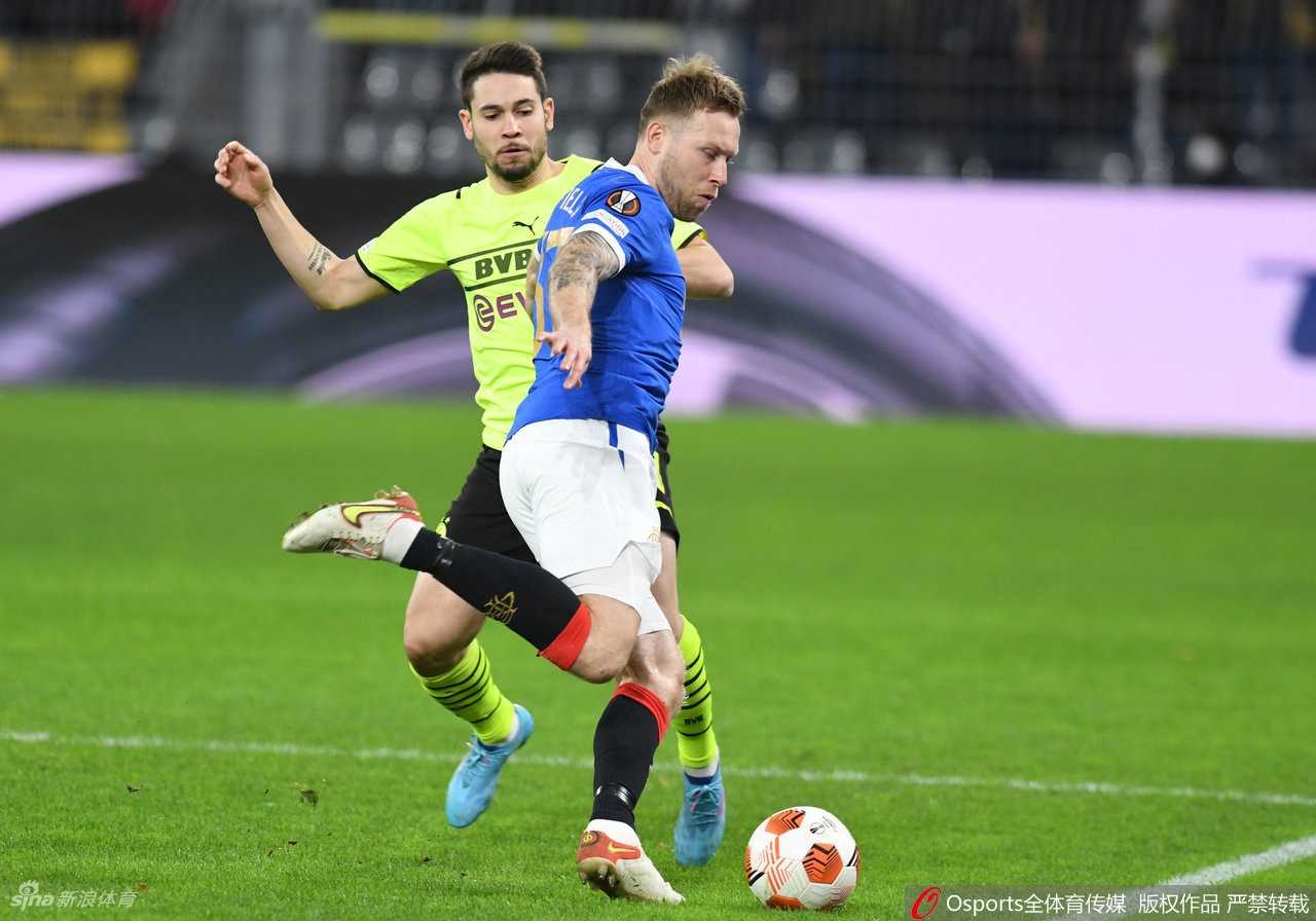 比赛结束后，流浪者队员围成一圈相互鼓舞，庆祝这场来之不易的客场大胜。