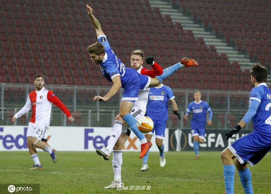 沃尔夫斯贝格门将科弗尔在门前稳稳摘下来球，他的眼神坚毅无比，为球队镇守着晋级的最后关口