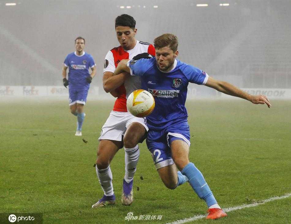 费耶诺德球员在拼抢中面露无奈与焦急之色，冰凉的雨水混合着汗水打湿了他们的头发与战袍