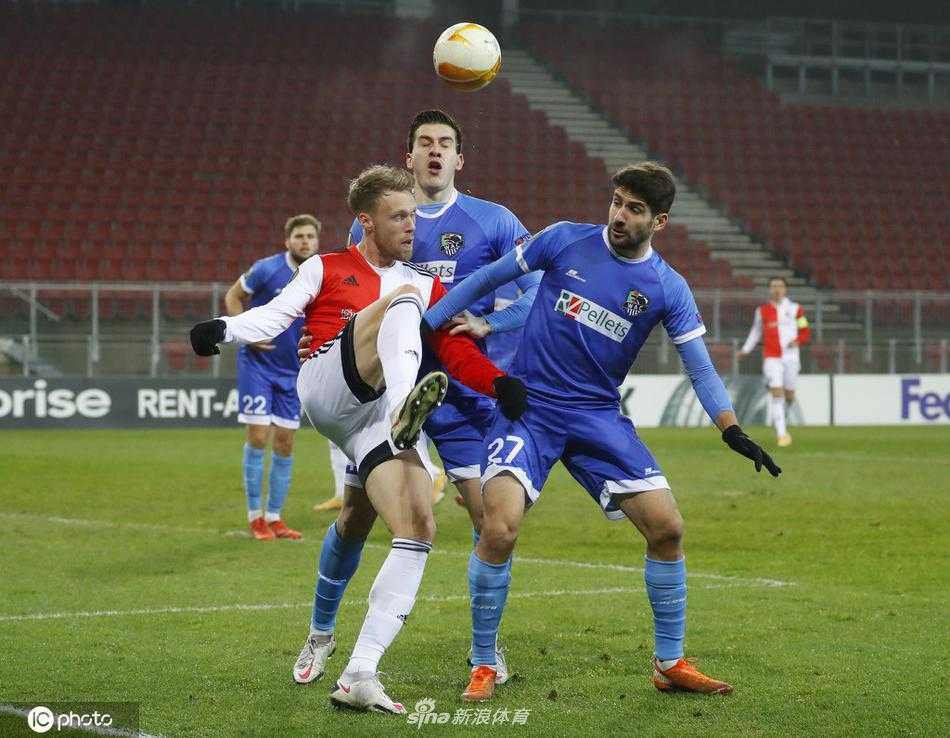 比赛结束后，沃尔夫斯贝格全队球员肩并肩走向看台，与现场球迷共同庆祝这场载入史册的胜利