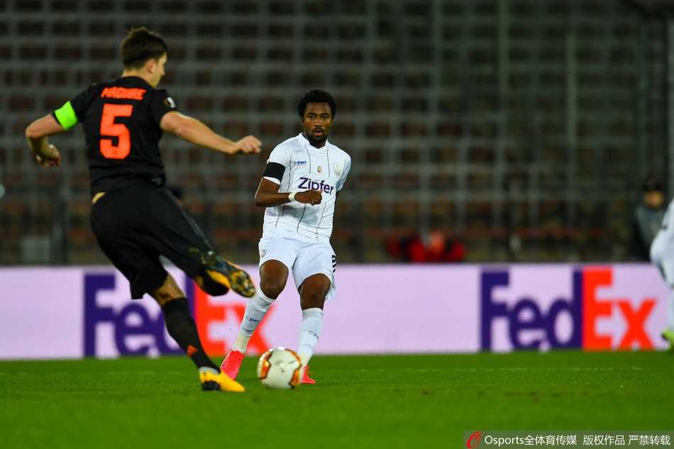 曼联小将格林伍德在比赛中带球突破，面对防守球员沉着冷静，展现出超越年龄的成熟技术和进攻天赋