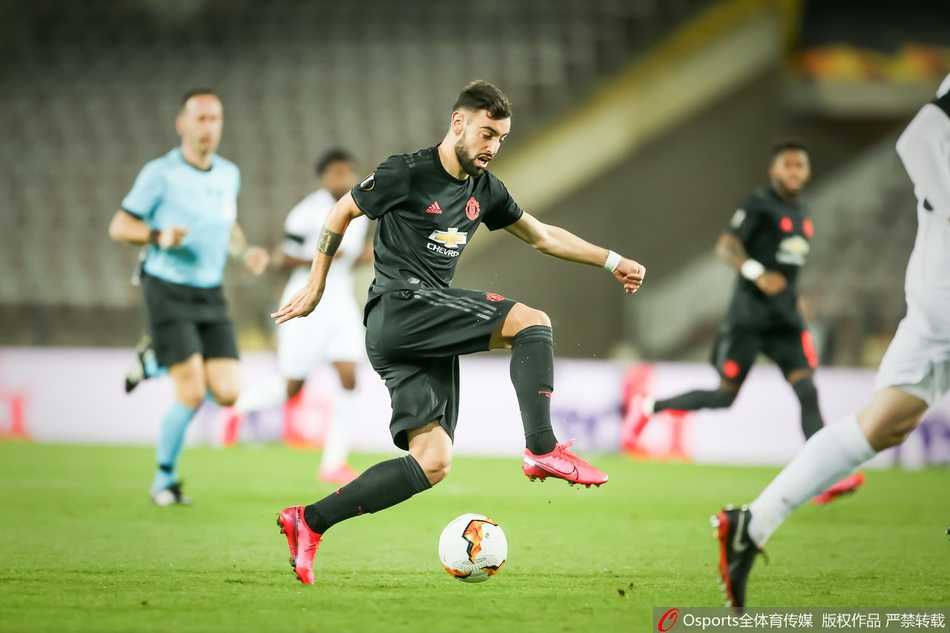 曼联前锋伊哈洛在禁区内腾空跃起，用一记精彩的颠球后抽射攻破林茨球门，为球队首开纪录