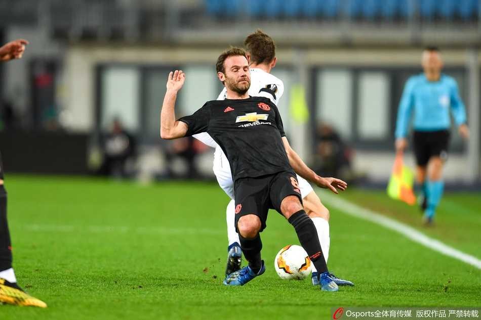 曼联球员们在进球后围成一团，共同庆祝这粒精彩的团队配合进球，场边身着便装的队友也起身为他们鼓掌叫好