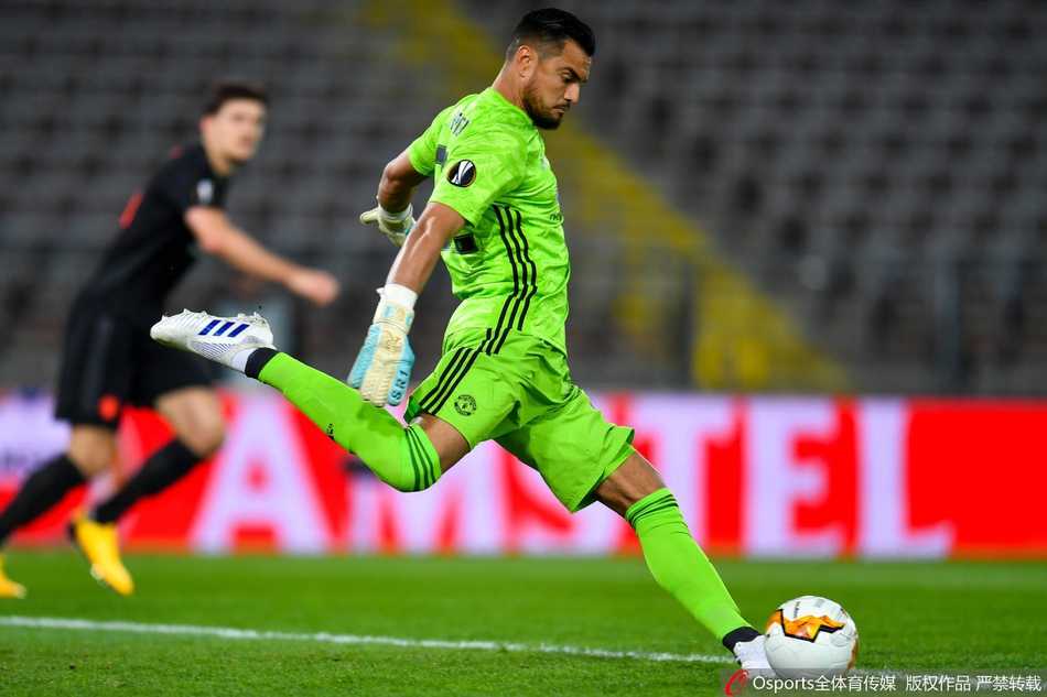 曼联边锋丹尼尔·詹姆斯在破门得分后激动地跪地滑行庆祝，脸上洋溢着打破进球荒后的喜悦与释放