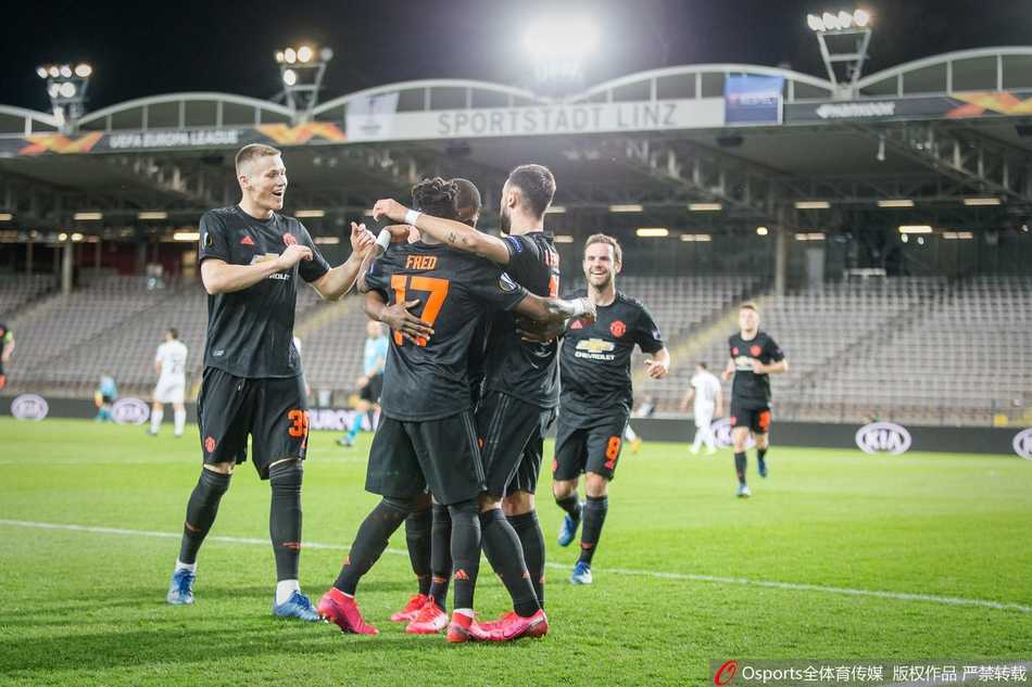 曼联球员们在比赛结束后一同走向场边，向远道而来但因空场比赛无法入场的曼联球迷看台鼓掌致意