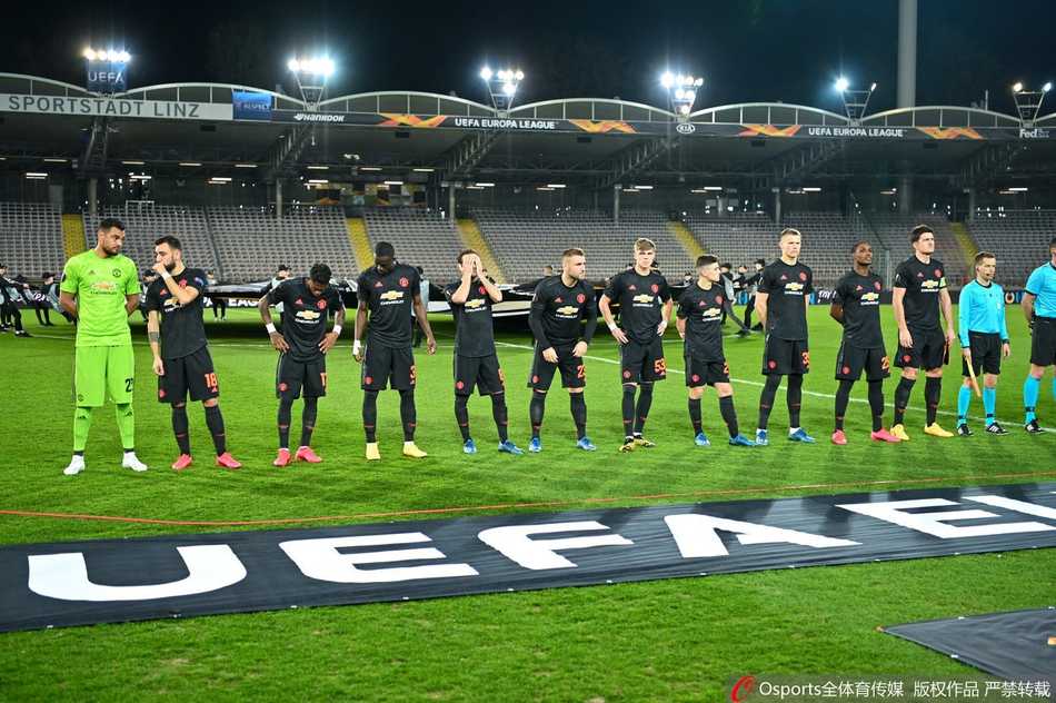 曼联中后卫拜利在防守中飞身铲断，动作干净利落，展现了他出色的防守意识和强悍的对抗能力