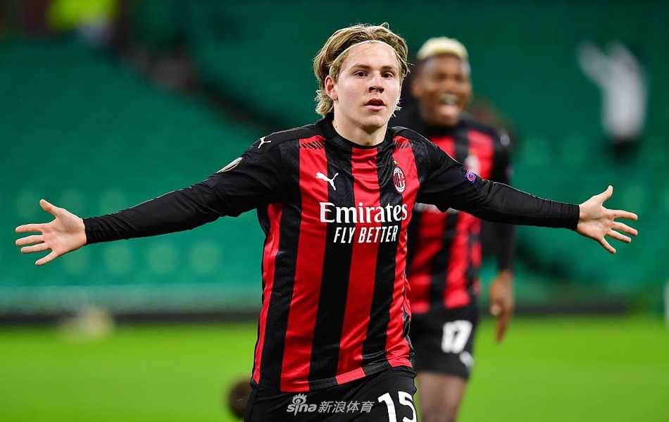 39岁的瑞典神塔伊布拉希莫维奇在比赛中背身扛住凯尔特人后卫，展现了他无与伦比的对抗能力和支点作用，虽然未进球，但仍是战术核心。