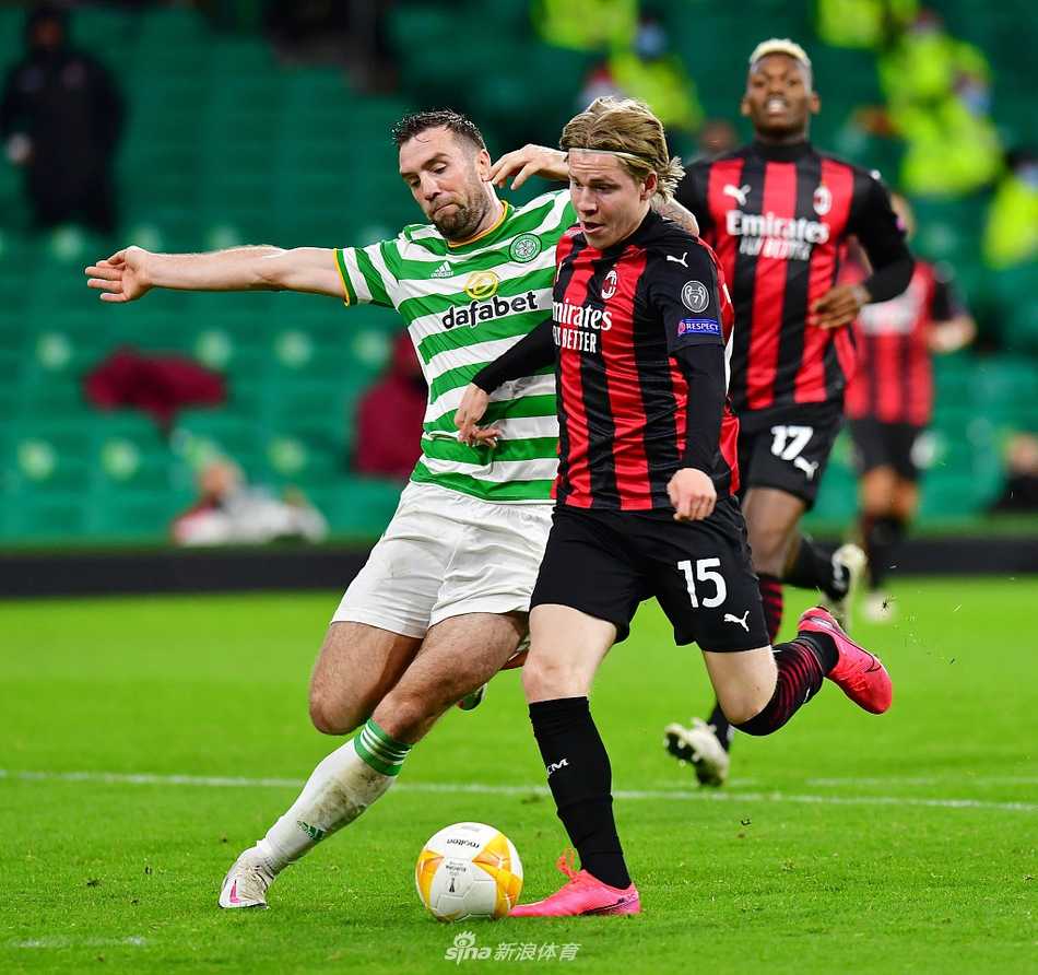 全场比赛结束，AC米兰众将围成一圈，互相鼓劲，庆祝这场来之不易的客场胜利，团队足球的理念在这张图中展现得淋漓尽致。