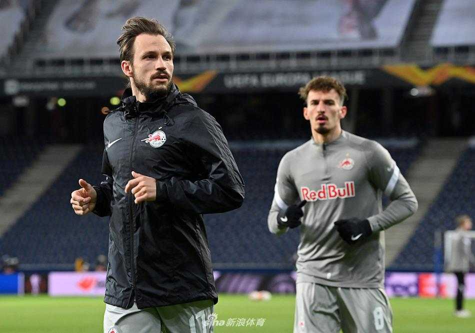 红牛竞技场的夜幕下，萨尔茨堡红牛与比利亚雷亚尔的球员们正蓄势待发，大战一触即发的紧张氛围弥漫在球场每一个角落。