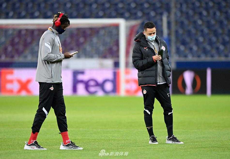 黄潜球员尼诺在人群中高高跃起，将球砸进萨尔茨堡球门，队友们纷纷冲向他一齐庆祝这粒锁定胜局的宝贵进球。