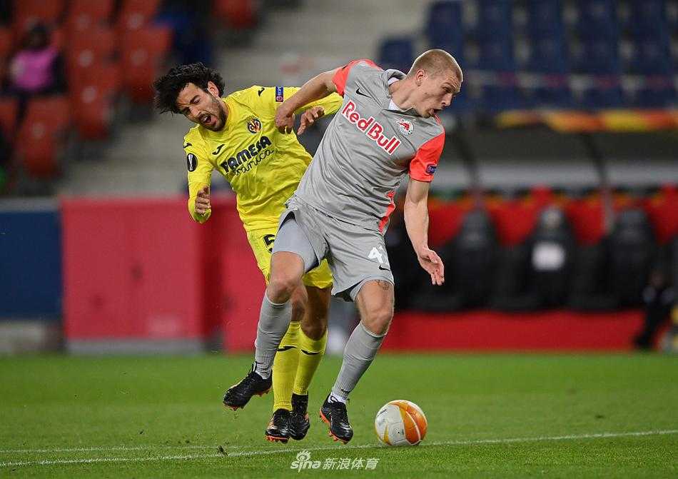 红牛竞技场的记分牌上醒目地显示着0-2的比分，场边广告牌灯光闪烁，记录下这支奥地利青年军主场饮恨的失落瞬间。