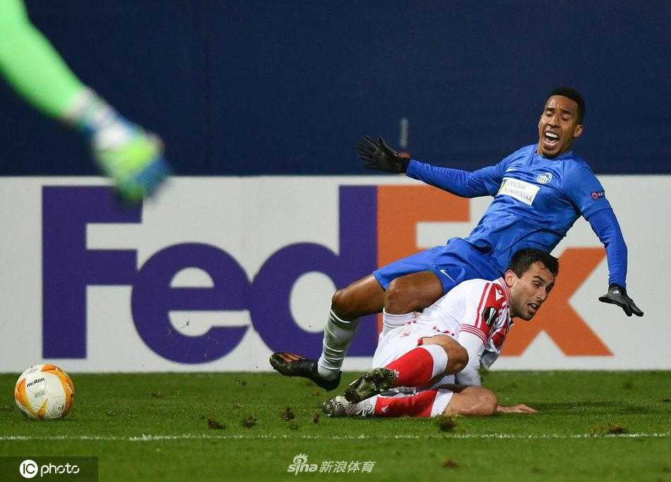 比赛瞬间火药味十足，利贝雷茨后卫与贝尔格莱德红星前锋在禁区内激烈卡位，两人手臂纠缠、肌肉紧绷，皮球在混乱中成为唯一的焦点