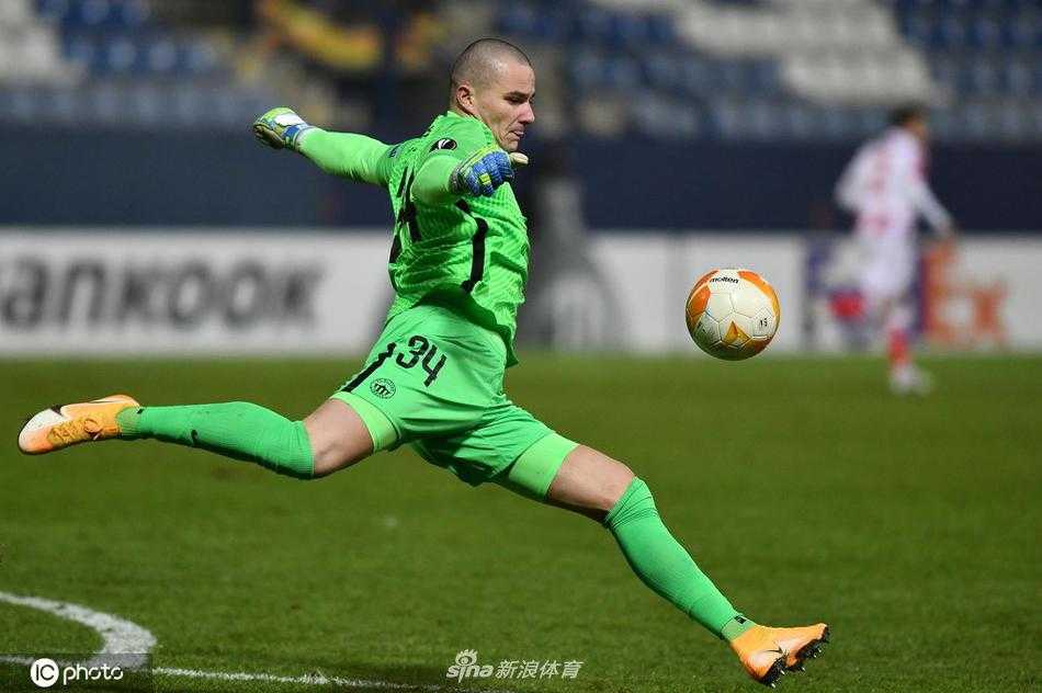 利贝雷茨主场乌尼西球场夜色如墨，主队球员身披传统蓝色战袍，在漫天寒气的聚光灯下眼神坚毅，静候塞尔维亚劲旅的挑战