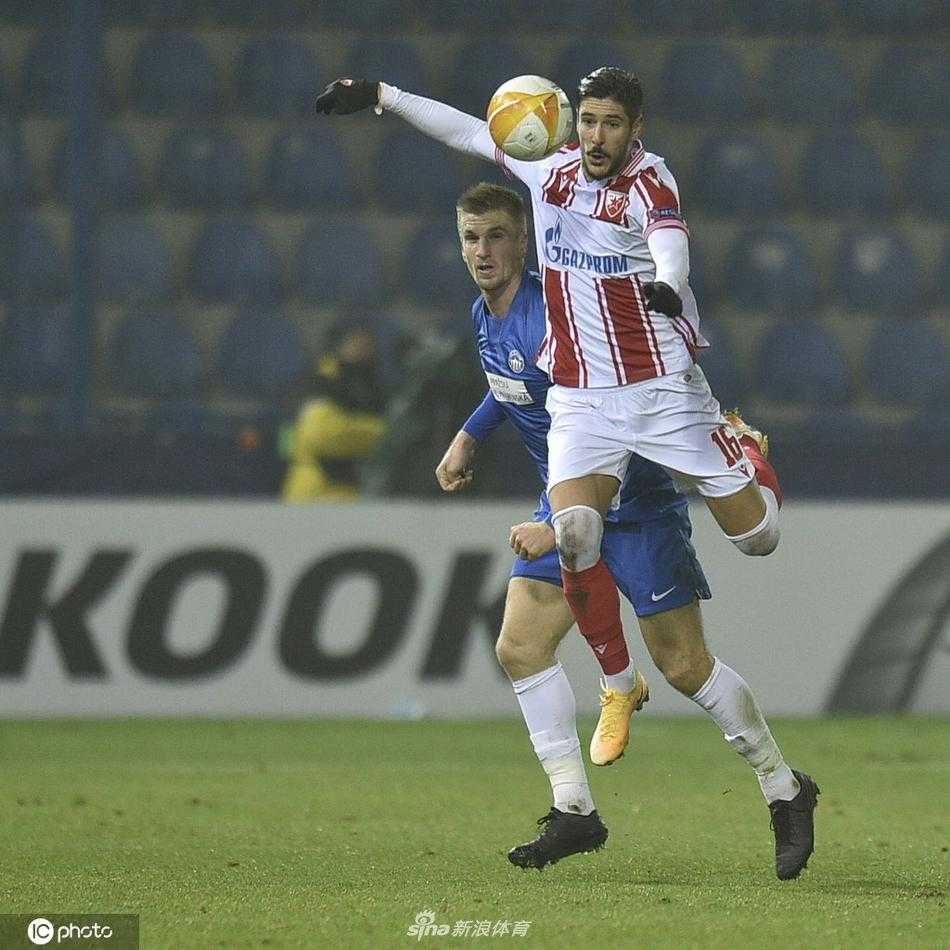 一位利贝雷茨球员在拼抢中痛苦倒地，双手掩面，周围是几名红星队球员高大的身影，比赛的激烈与残酷在这一刻的静默中被无限放大