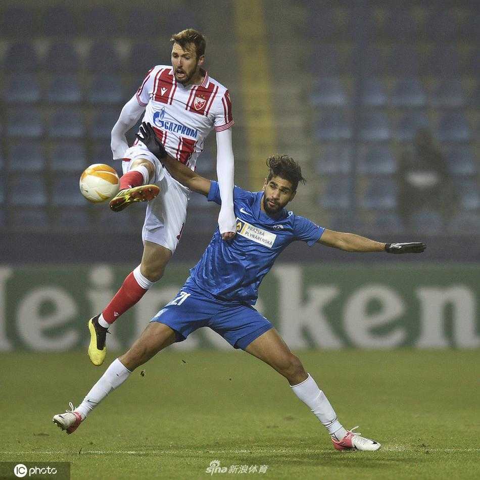 终场哨响，利贝雷茨门将激动地挥舞双臂庆祝这场来之不易的平局，身后的看台上，寥寥无几但忠诚的主队球迷在看台上报以热烈掌声，夜色中场面动人