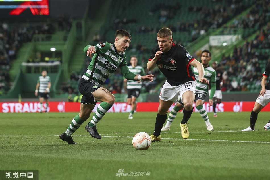 中日德兰队球员突破后起脚劲射破门，皮网剧烈颤动，客队球员激动地跃起庆祝，而主队门将则奋力扑救却无奈目送皮球入网。