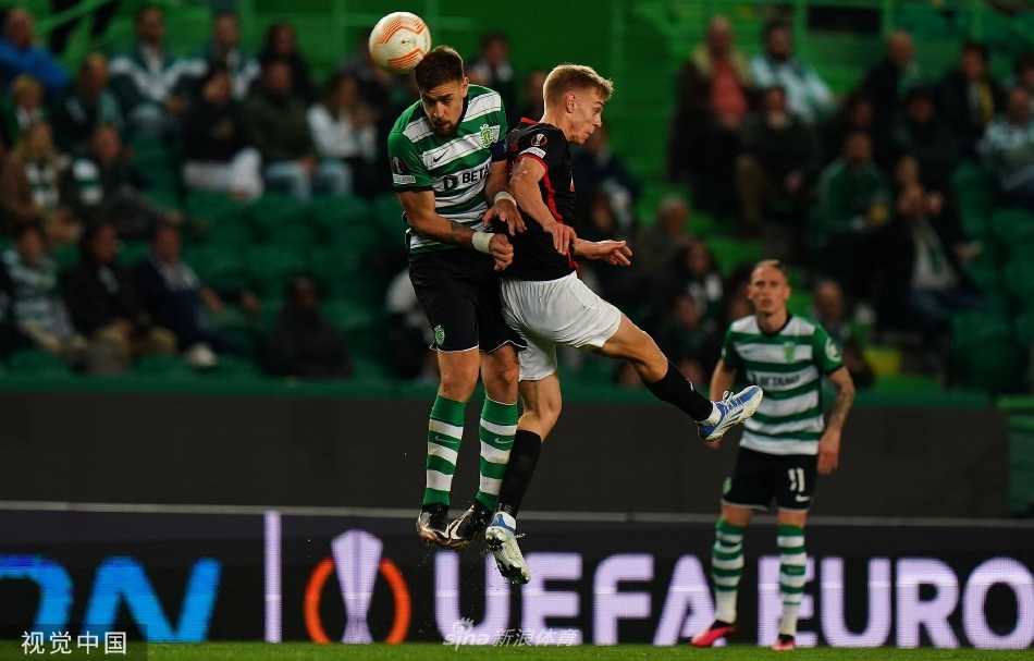 终场哨响，双方球员混杂在一起，有的相互拥抱致意，有的则与裁判握手，背景中看台上的球迷纷纷起身，为这场精彩的较量送上掌声。