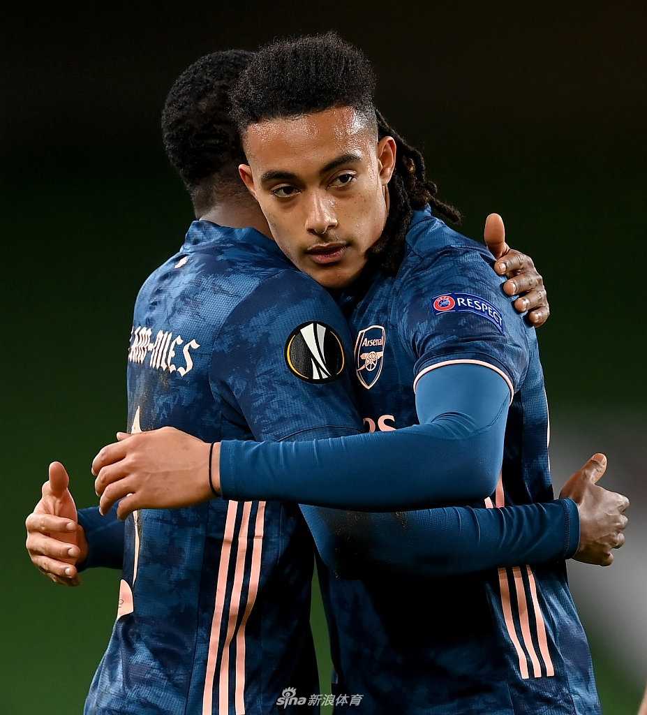 邓多克球员弗洛雷斯起脚劲射，皮球直窜球门下角，阿森纳门将鲁纳尔松奋力扑救却未能触及皮球。