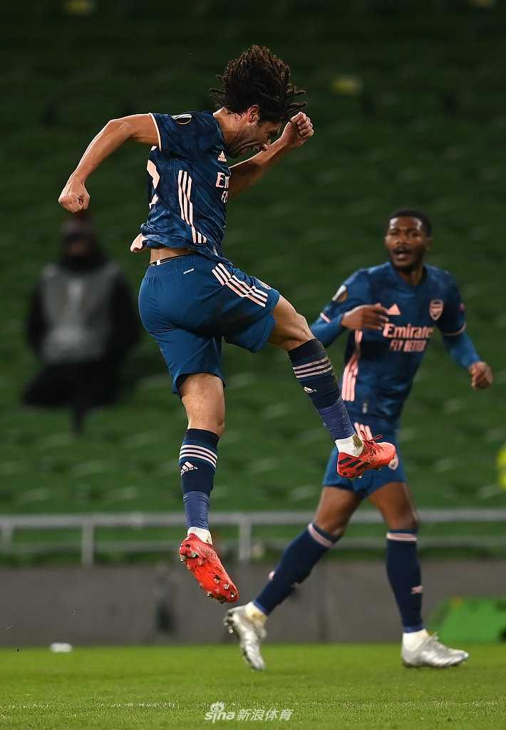 阿森纳年轻射手恩凯提亚在对方禁区内冷静挑射，皮球越过出击的门将，为球队首开纪录。