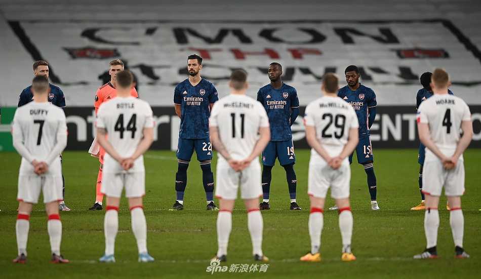 阿森纳小将巴洛贡接队友妙传后形成单刀，面对门将他冷静推射远角，收获个人欧联杯处子球。