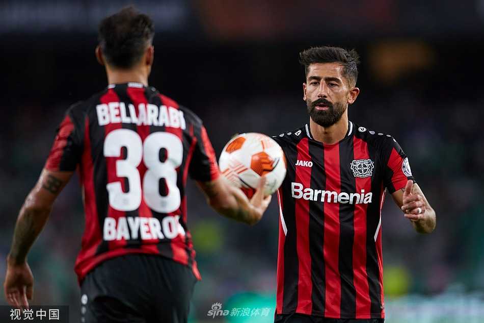 欧联杯小组赛激战 皇家贝蒂斯与勒沃库森一比一握手言和 贝蒂斯前锋博尔哈·伊格莱西亚斯主罚点球一蹴而就后,张开双臂激情庆祝