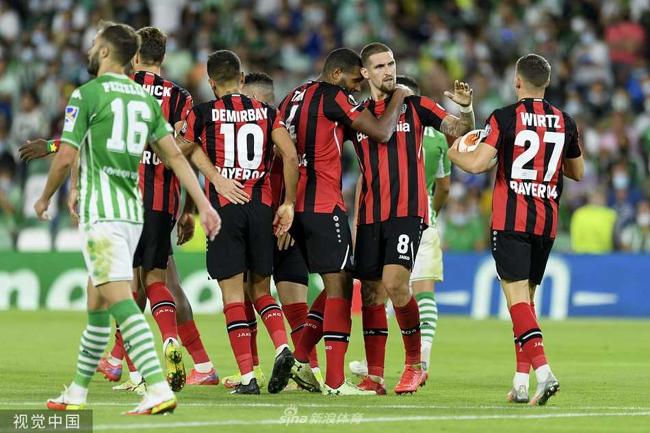 欧联杯小组赛激战 皇家贝蒂斯与勒沃库森一比一握手言和 贝蒂斯队华金在边路用一次精彩的踩单车过人,试图撕开勒沃库森的防线