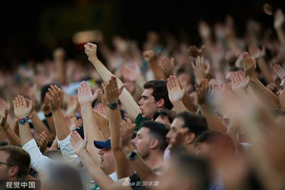 欧联杯小组赛激战 皇家贝蒂斯与勒沃库森一比一握手言和 双方球员在激烈的拼抢中倒地,裁判上前进行干预,比赛火药味十足