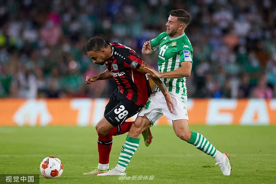 欧联杯小组赛激战 皇家贝蒂斯与勒沃库森一比一握手言和 勒沃库森球员安德里希远射破门后,与队友们疯狂庆祝这粒关键的扳平进球