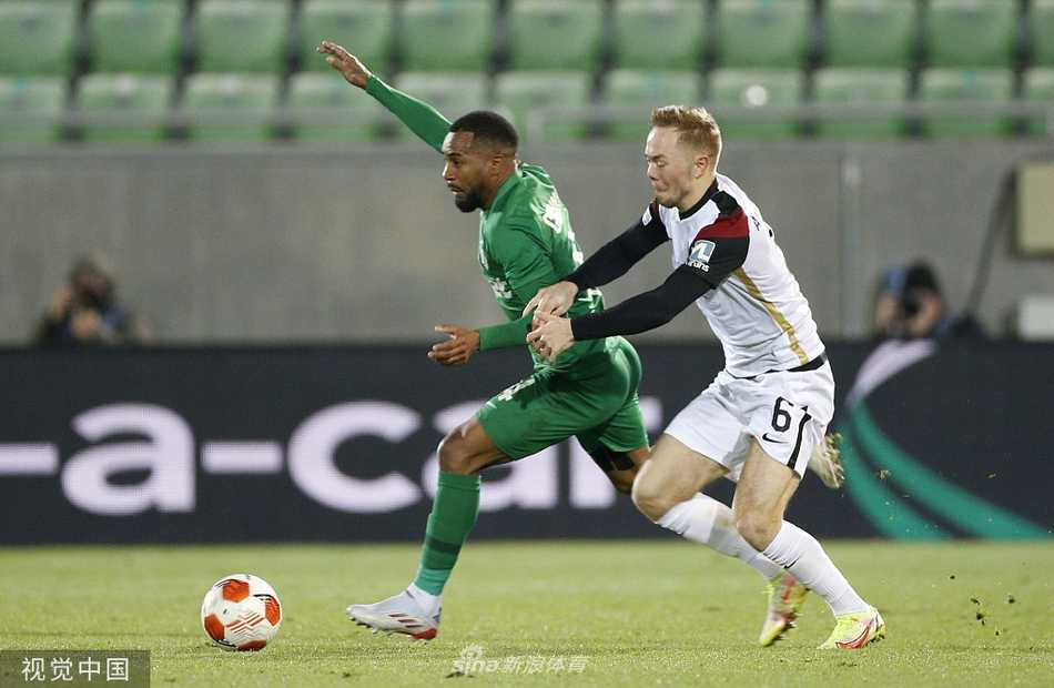 卢多戈雷茨球员在中场附近与对手激烈拼抢，双方身体对抗激烈，球鞋扬起小块草皮，展现了比赛的紧张强度。