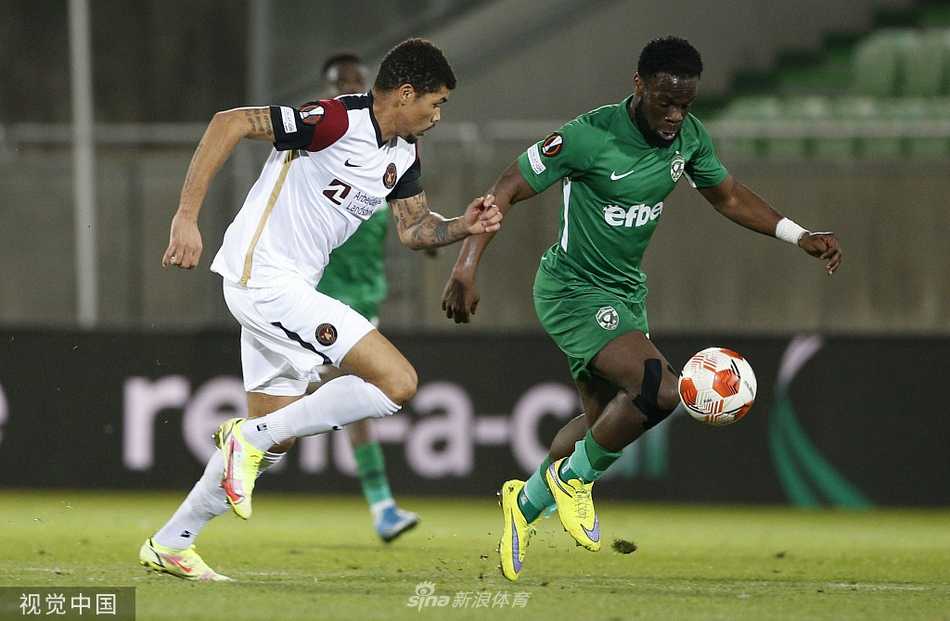 中日德兰门将乔纳斯·洛斯尔飞身侧扑，单手将卢多戈雷茨球员一记直奔死角的劲射托出横梁，动作舒展如雄鹰展翅。