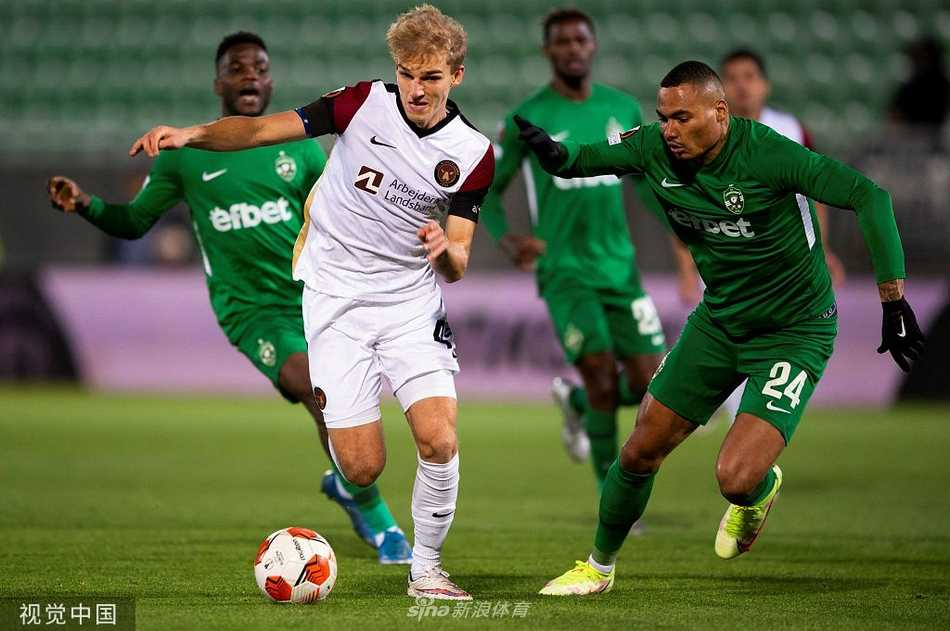 中日德兰球员主罚角球，禁区内外双方球员互相拉扯、卡位，身体对抗一触即发，气氛紧张。