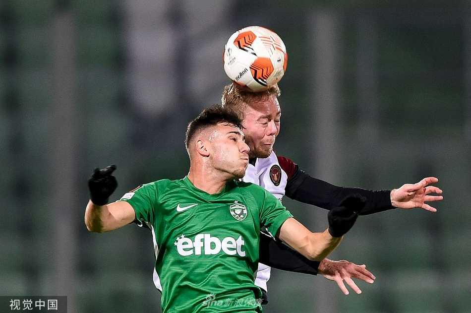 比赛陷入僵局，卢多戈雷茨教练在场边焦急地指挥，双手比划着战术，神情专注而严肃。