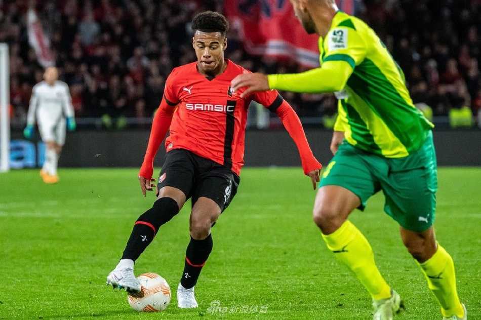 AEK拉纳卡球员进球后张开双臂飞奔庆祝，身后是呆若木鸡的雷恩门将与后卫