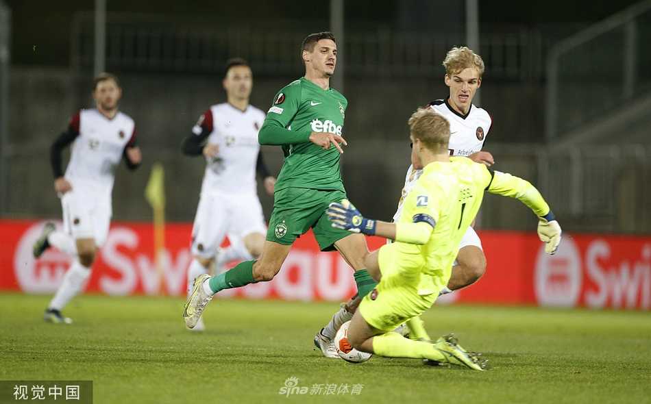 终场哨响，双方球员在夜色中互相握手致意，表情平静，背景是空旷的看台和明亮的球场灯光。