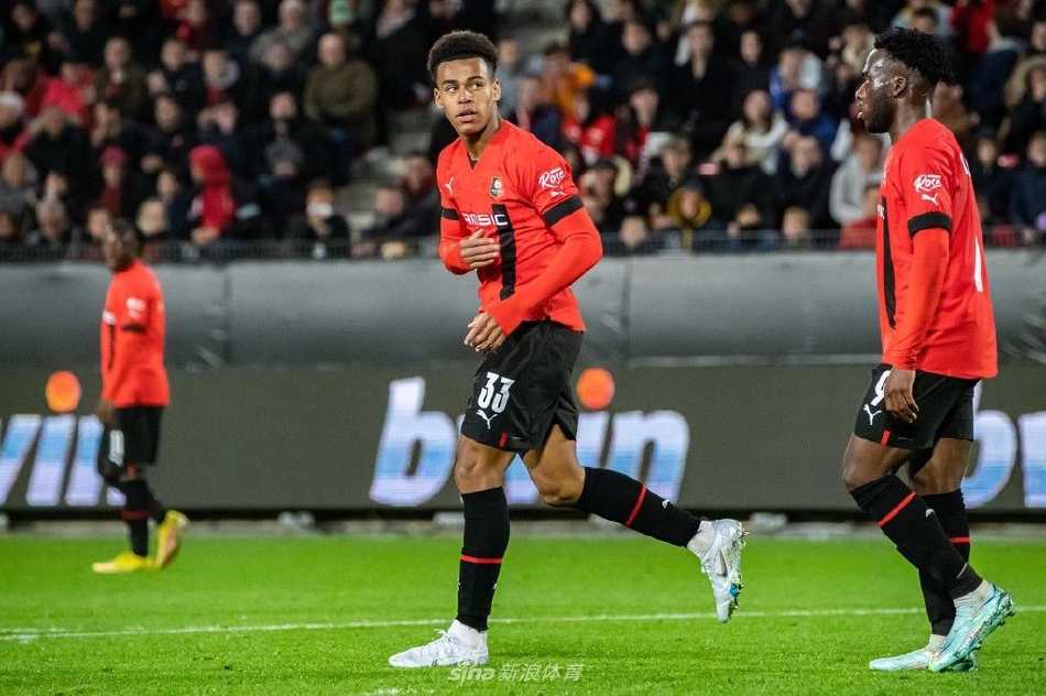 雷恩球员破门瞬间，皮球滚入网窝，AEK拉纳卡门将奋力扑救仍鞭长莫及