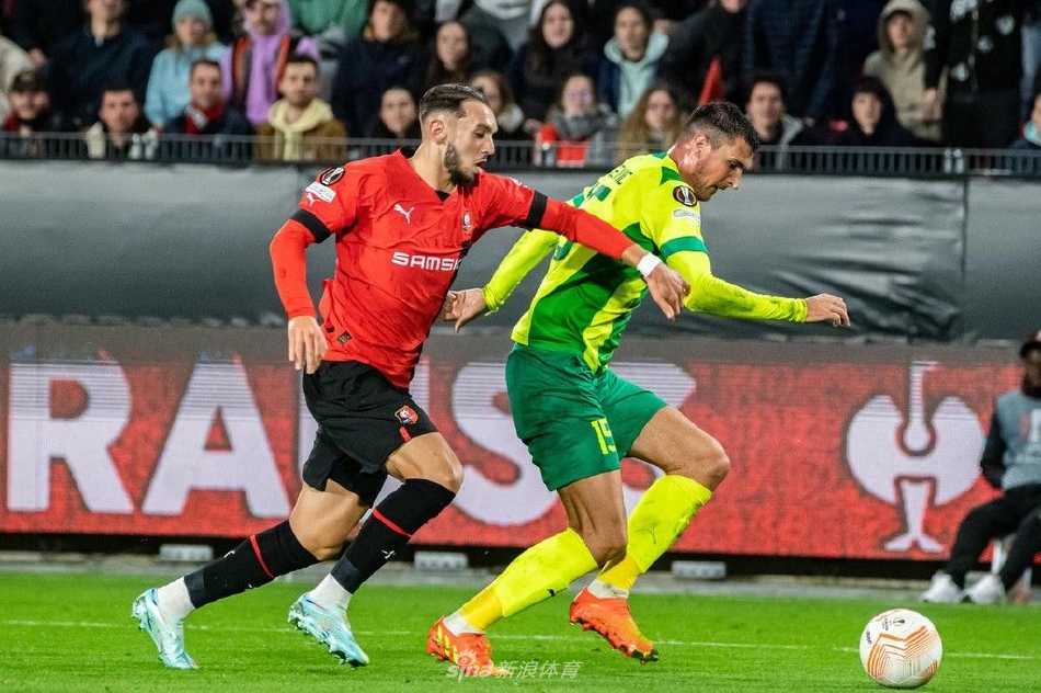 双方球员在中场激烈拼抢，身体对抗激烈，皮球在脚下若隐若现