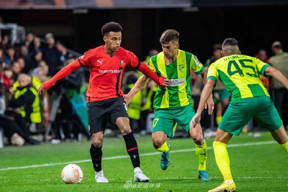 比赛结束后，双方球员相互握手致意，脸上既有疲惫也有对彼此的尊重