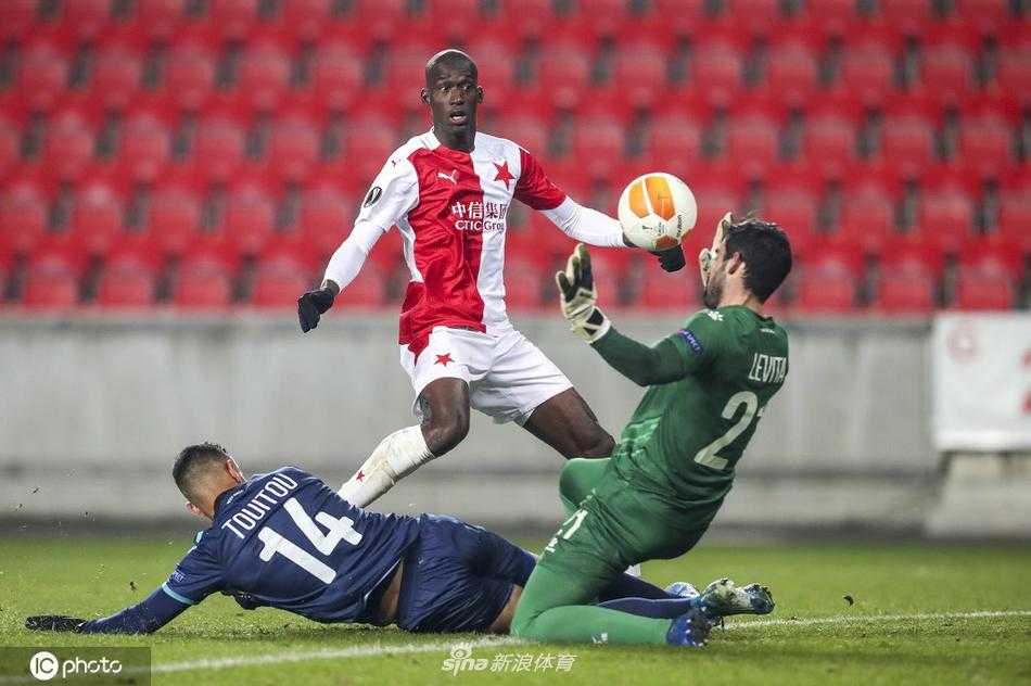 贝尔谢巴工人门将奋勇侧扑，伸展身体到极限，如一道墙般挡出了对手势大力沉的射门