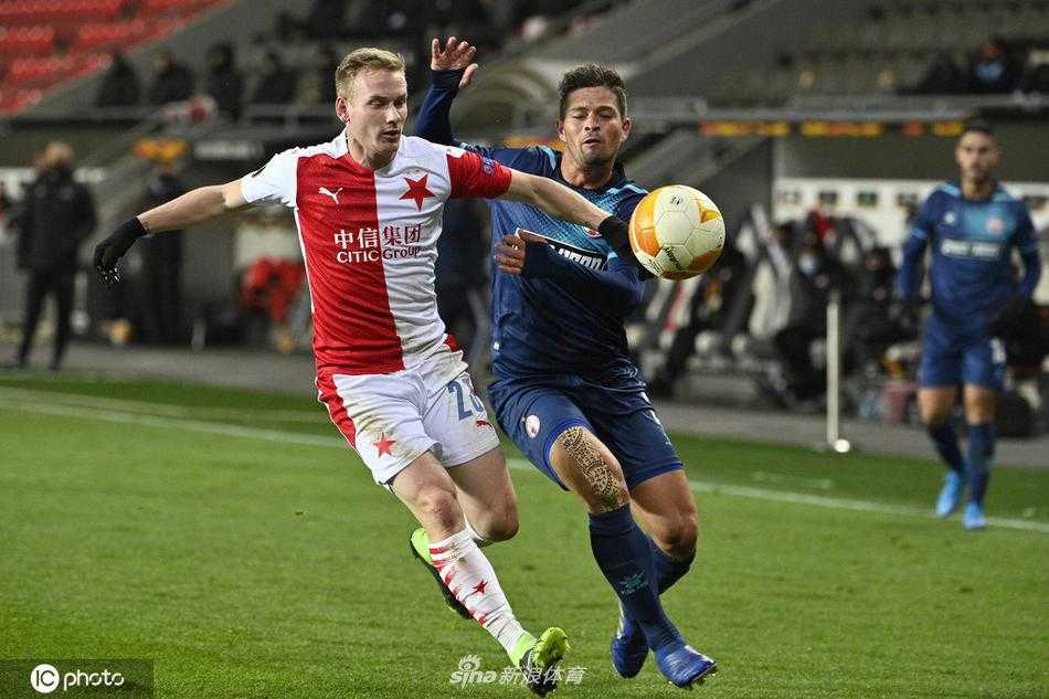 布拉格斯拉维亚球员进球后激情滑跪，草屑飞扬，整个球场仿佛都在为他欢呼