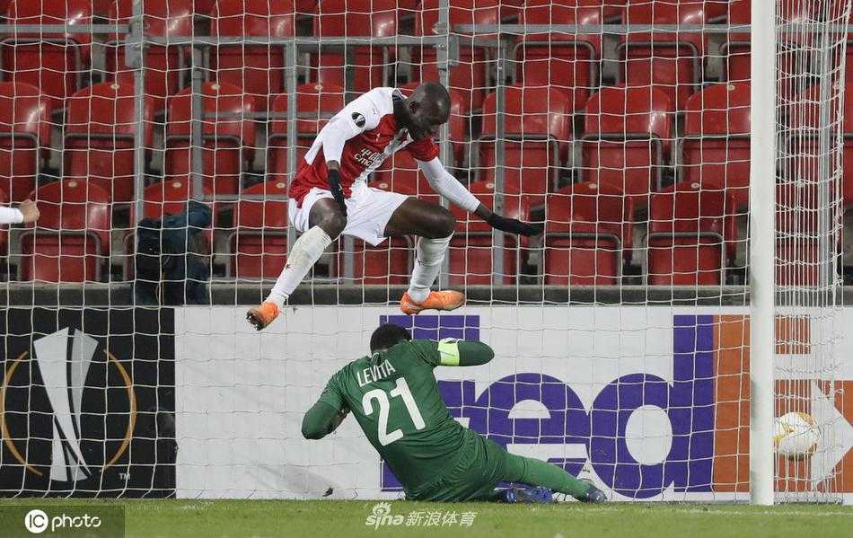 进球功臣被队友们紧紧围住，大家拍打着他的肩膀，庆祝这粒打破僵局的宝贵进球