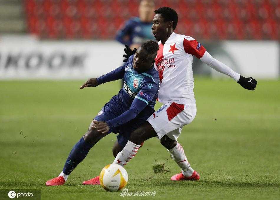 夜幕下的布拉格斯拉维亚主场灯光璀璨，大屏幕上的3比0比分格外醒目，记录着这场酣畅淋漓的胜利